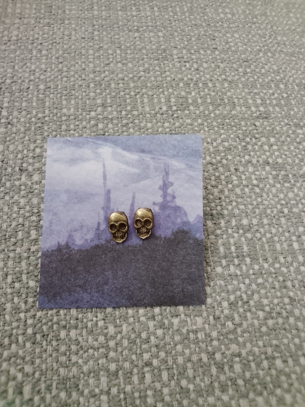 Skull Stud Earrings in Gold Like New